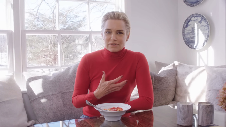 Yolanda Hadid seduta al tavolo della colazione