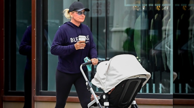 Yolanda Hadid cammina con il passeggino