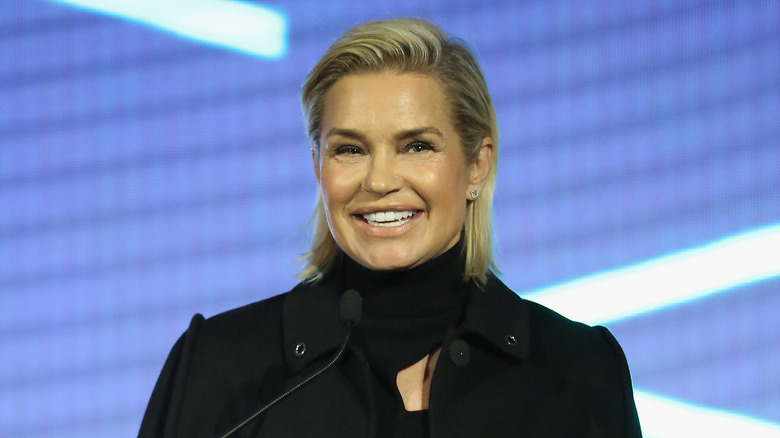 Yolanda Hadid sorride