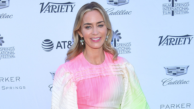 Emily Blunt indossa un abito tie-dye