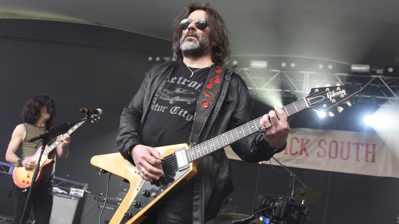 John Cusimano suona la chitarra sul palco