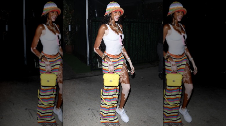 Winnie Harlow in una maxi gonna all'uncinetto con spacco