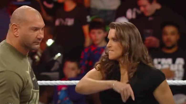 Davue Bautista schiaffeggiato da Stephanie McMahon