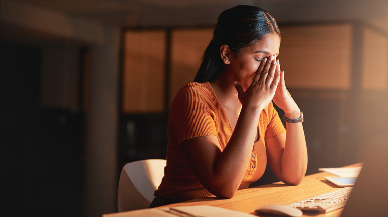 Donna stressata che lavora in ufficio