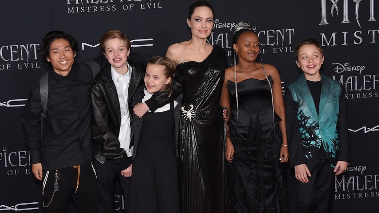 Angelina, Pax, Shiloh, Vivienne, Zahara e Knox Jolie-Pitt