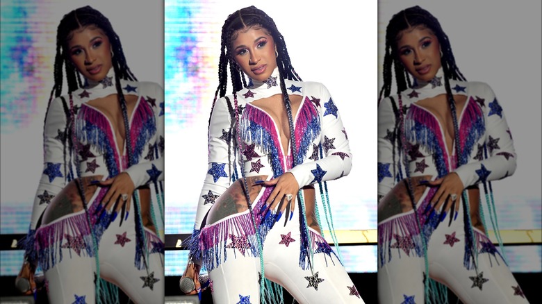 Cardi B in tuta con frange