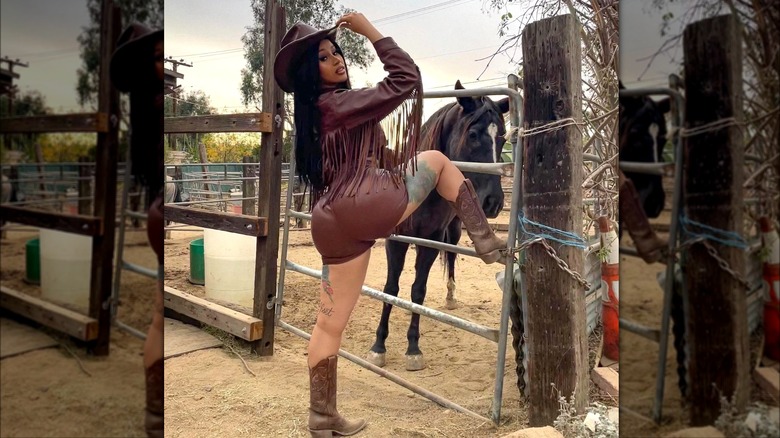 Cardi B vestita da cowgirl