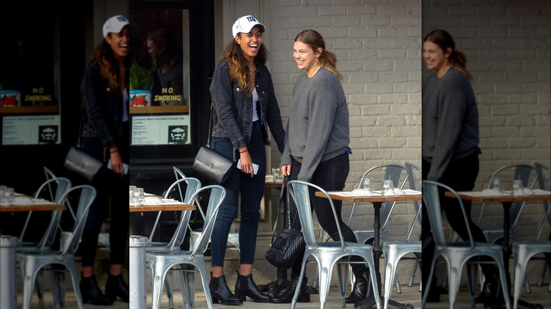 Malia Obama e un'amica ridono