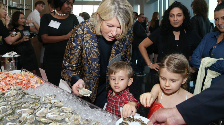 Martha Stewart mangia ostriche con i nipoti