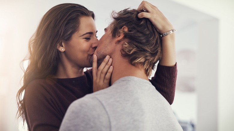 Uomo e donna che si baciano