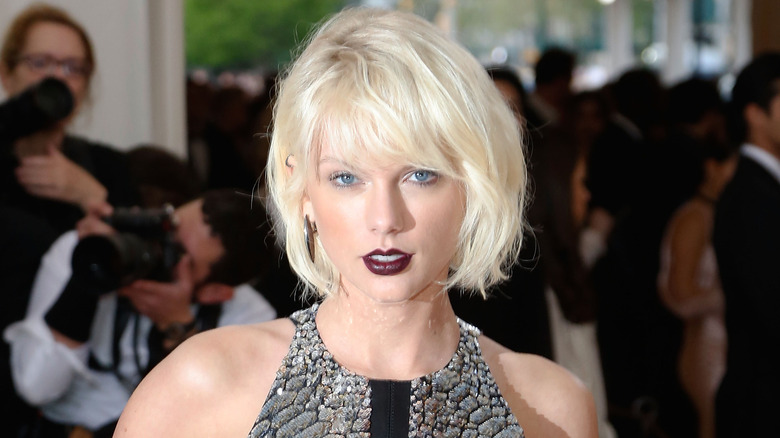 Taylor Swift vestito color argento con capelli platino