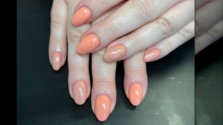 Manicure con unghie scintillanti color pesca