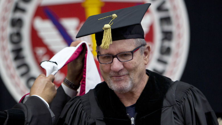 Ed O'Neill riceve la laurea