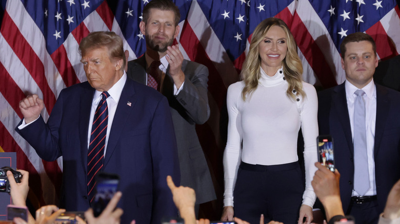 Donald, Eric, Lara Trump in posa