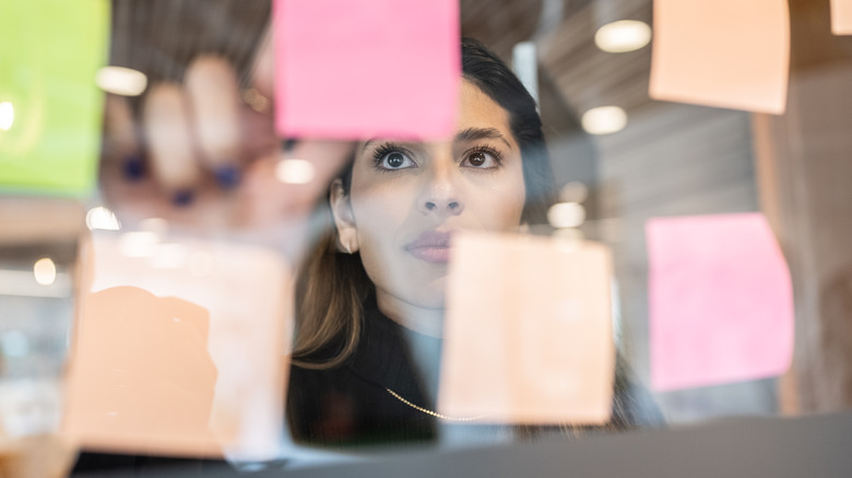 Donna che organizza i post-it