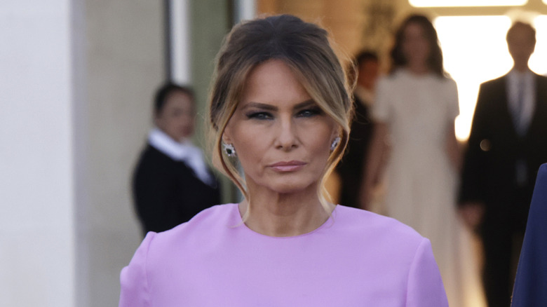 Melania Trump a Mar-a-Lago strizza gli occhi