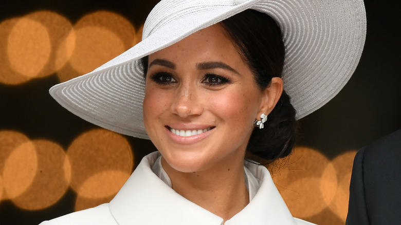 Meghan Markle indossa un cappello bianco