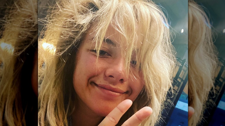 Florence Pugh con i capelli spettinati