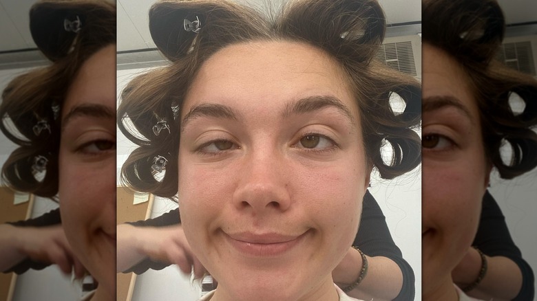 Florence Pugh con i bigodini