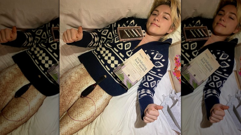 Florence Pugh con le pinzette