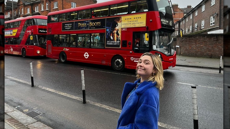 Florence Pugh in cappotto blu