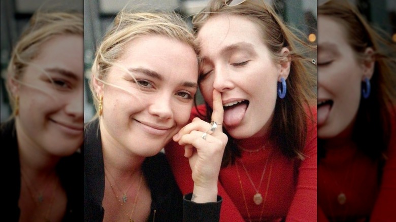 Florence Pugh posa con un'amica