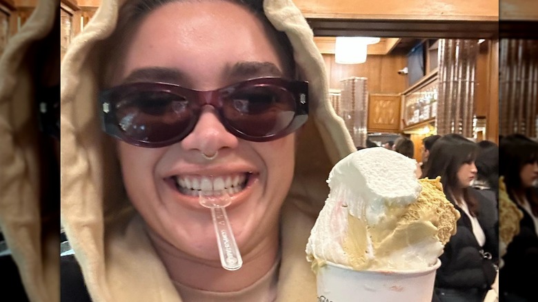 Florence Pugh mangia il gelato