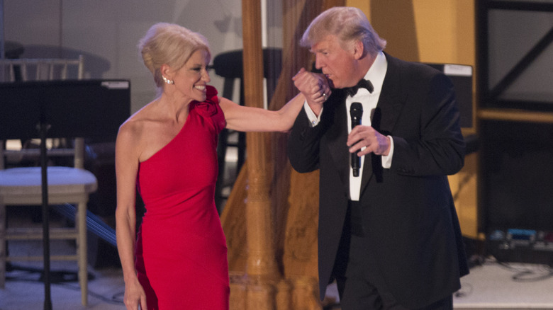 Donald Trump bacia la mano di Kellyanne Conway