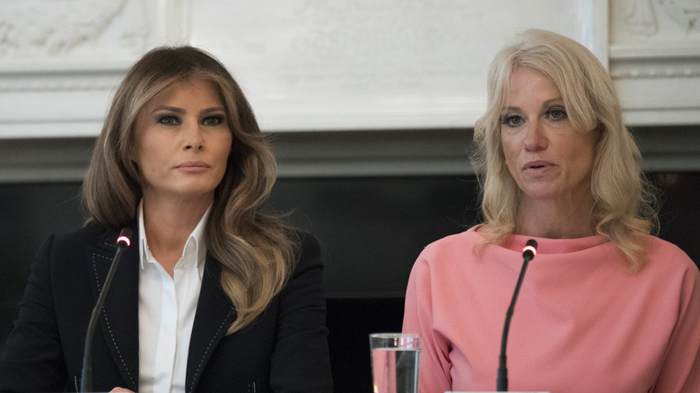 Melania Trump accanto a Kellyanne Conway