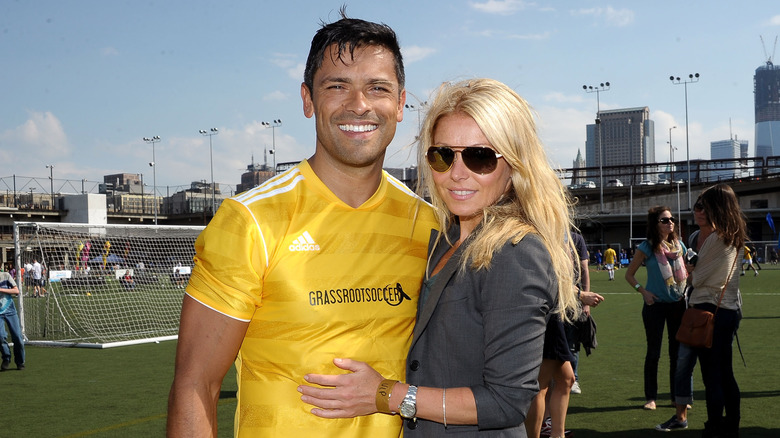 Mark Consuelos e Kelly Ripa sorridono