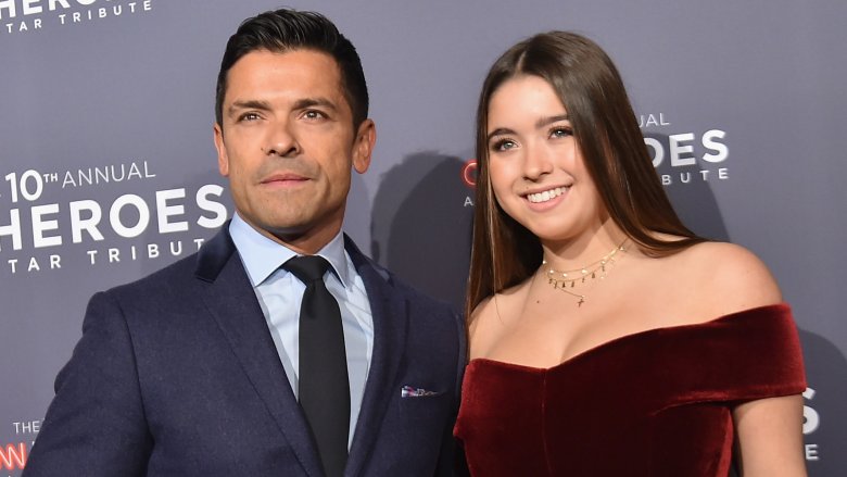 Mark Consuelos e Lola Consuelos posano