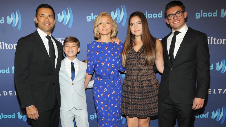 Mark Consuelos, Joaquin Consuelos, Kelly Ripa, Lola Consuelos, Michael Consuelos sorridono e posano