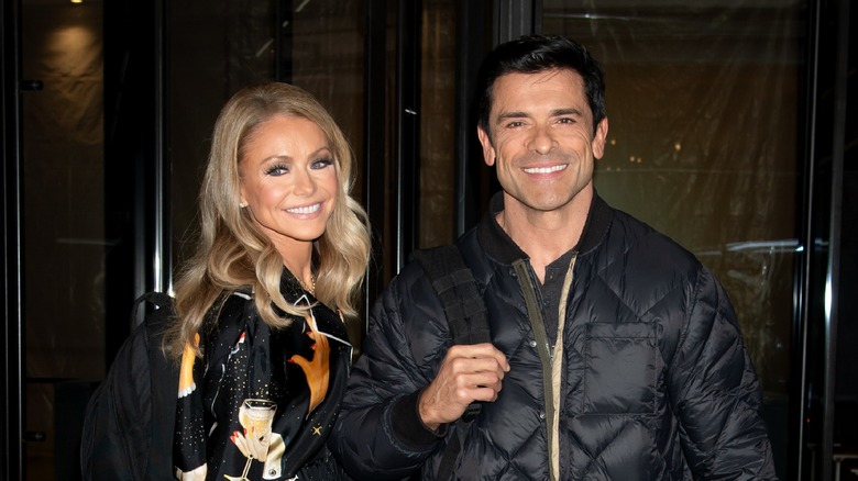 Kelly Ripa e Mark Consuelos in posa