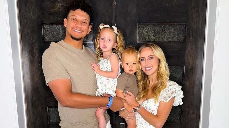 Patrick e Brittany Mahomes tengono in braccio i bambini