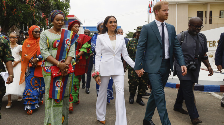 Blazer e pantaloni bianchi di Meghan Markle