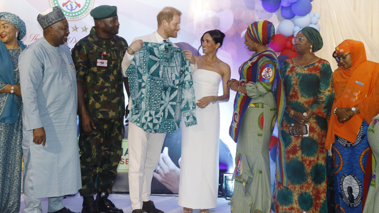 Principe Harry camicia verde Meghan Markle abito bianco