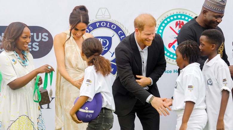 Meghan Markle abito beige Principe Harry abito nero