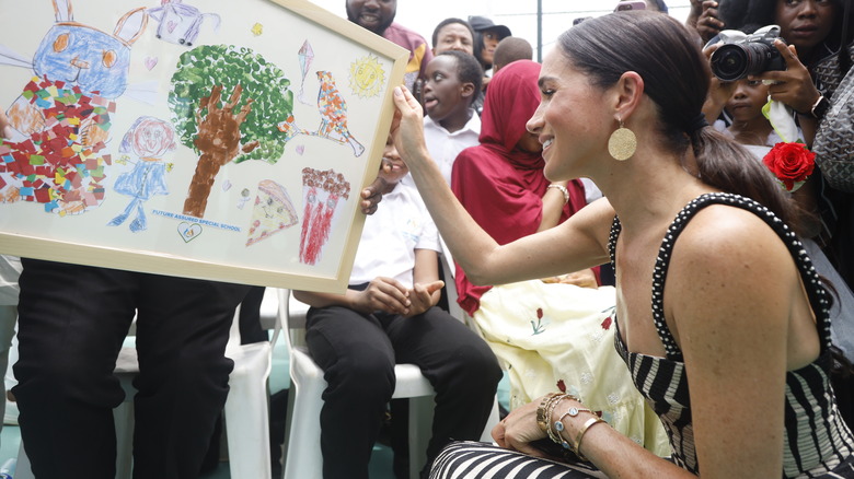 Meghan Markle guarda i disegni