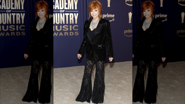 Reba McEntire giacca nera con paillettes e pantaloni in pizzo