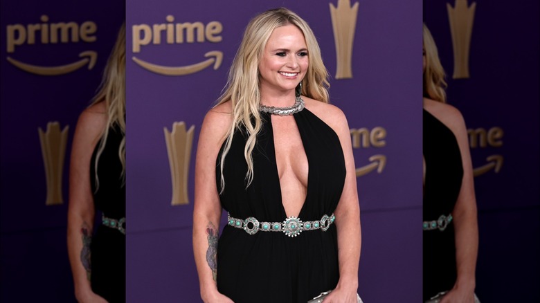 Miranda Lambert abito nero cintura turchese