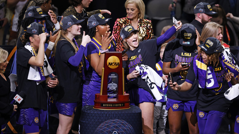 I Tigers della LSU celebrano la vittoria del campionato NCAA