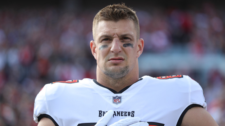 Rob Gronkowski indossa una maglia da football bianca dei Buccaneers e guanti bianchi