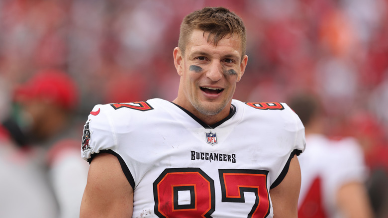 Rob Gronkowski indossa una maglia da football dei Buccaneers bianca e rossa