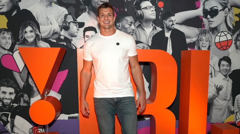 Rob Gronkowski indossa una maglietta bianca e jeans