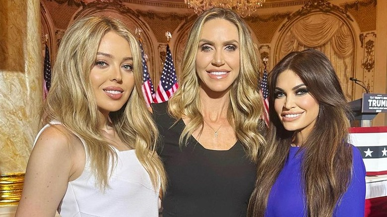 Tiffany Trump, Lara Trump e Kimberly Guilfoyle sorridono