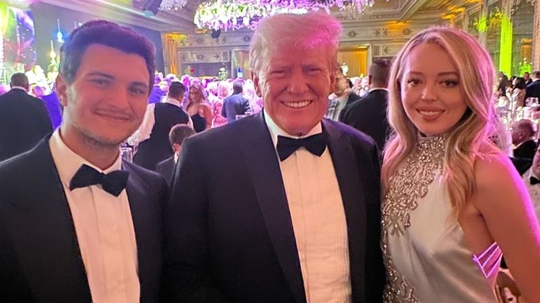 Michael Boulos, Donald Trump e Tiffany Trump sorridono