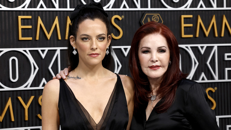 Priscilla Presley con il braccio attorno a Riley Keough