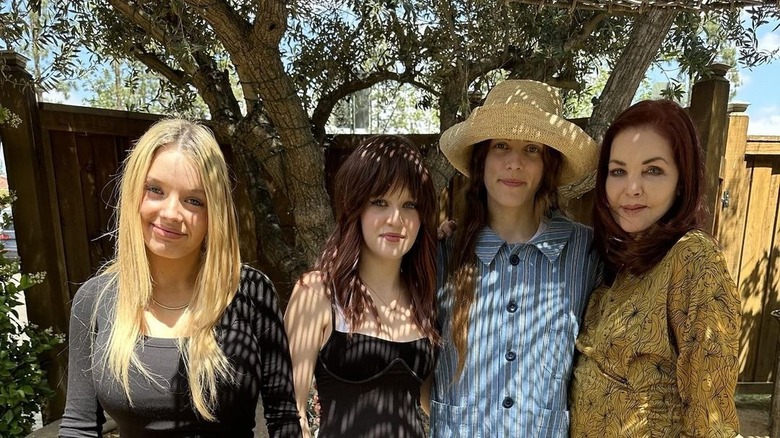 Finley Lockwood, Harper Lockwood, Riley Keough, Priscilla Presley in piedi all'ombra