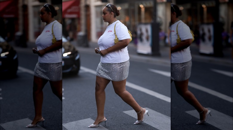 Donna che indossa una minigonna argentata lucida