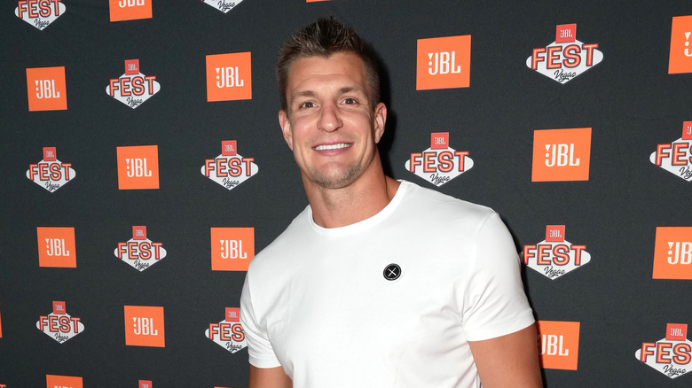 Rob Gronkowski indossa una maglietta bianca